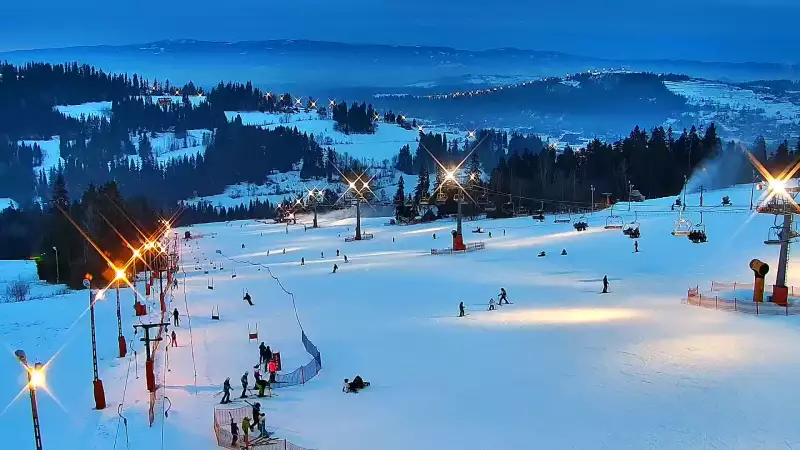 Obraz z kamery na żywo na stację narciarską Rusin-ski oraz panoramę Tatr.