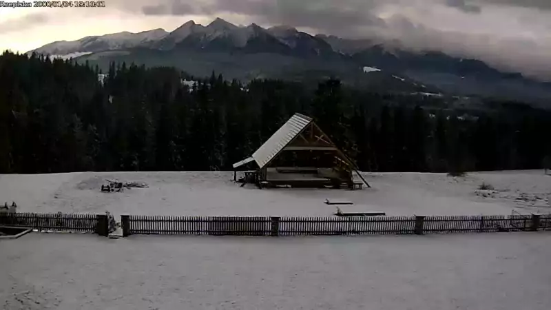 Kamera prezentuje ujęcie na Tatry.