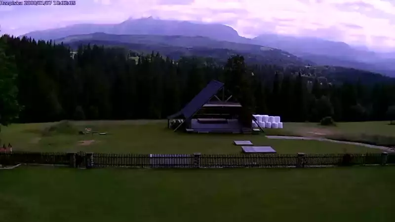 Kamera prezentuje ujęcie na Tatry.