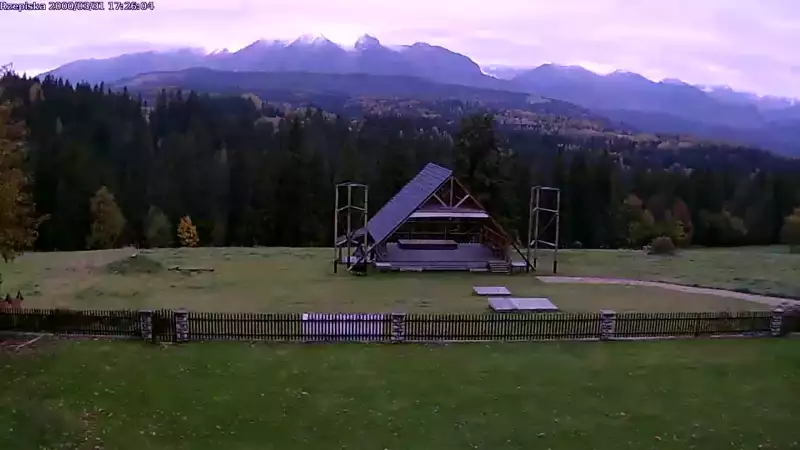 Kamera prezentuje ujęcie na Tatry.