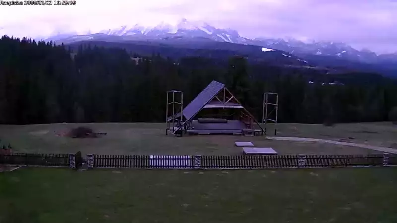 Kamera prezentuje ujęcie na Tatry.