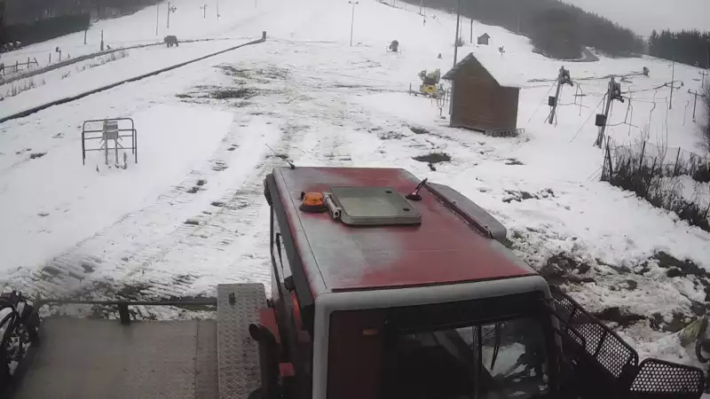 Widok z dolnej stacji wyciągu Siepraw-Ski stok.