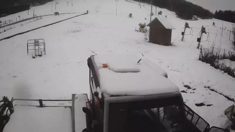 Widok z dolnej stacji wyciągu Siepraw-Ski stok.