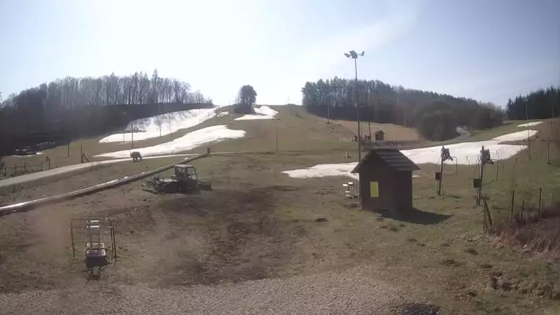 Widok z dolnej stacji wyciągu Siepraw-Ski stok.