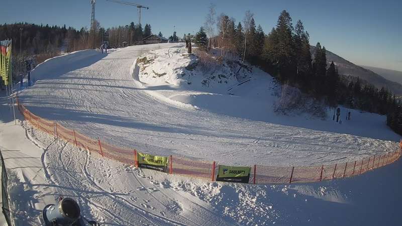 Zdjęcie z kamery na górną stację w ośrodku narciarskim Skolnity ski w Wiśle.