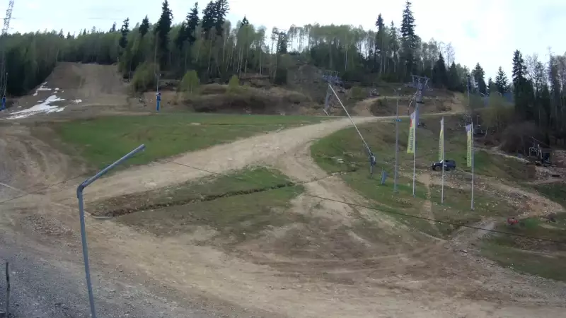 Widok na trasy zjazdowe w stacji narciarskiej Skolnity w Wiśle