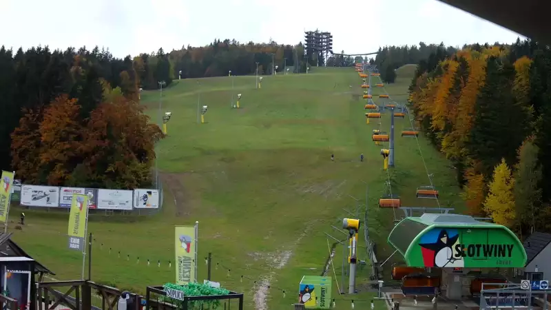 Widok na wieżę widokową znajdującą się na szczycie góry w Krynicy Zdroju