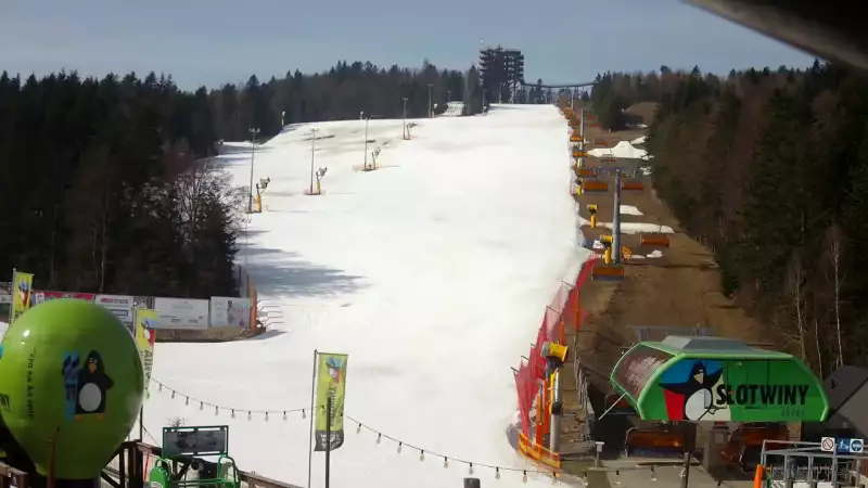 Widok na wieżę widokową znajdującą się na szczycie góry w Krynicy Zdroju