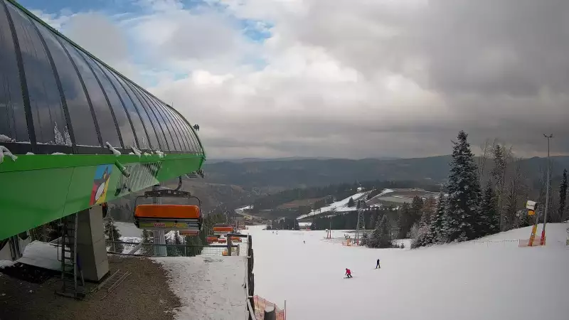 Widok na stok narciarski i kolej z górnej stacji kompleksu Słotwiny Arena w Krynicy