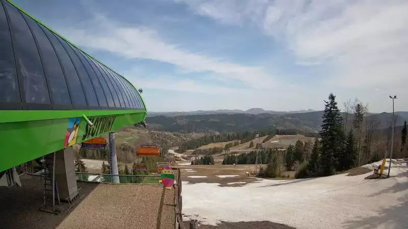 Widok na stok narciarski i kolej z górnej stacji kompleksu Słotwiny Arena w Krynicy