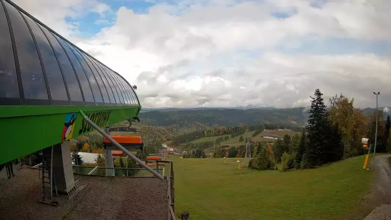 Widok na stok narciarski i kolej z górnej stacji kompleksu Słotwiny Arena w Krynicy