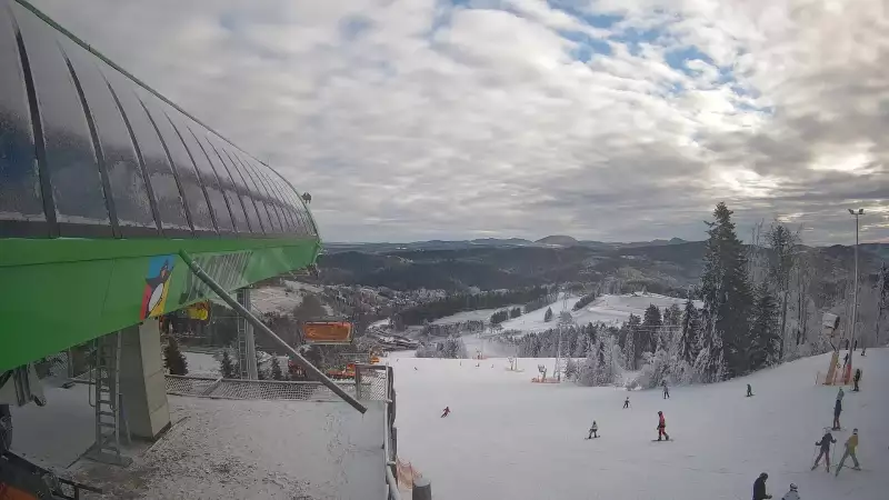 Widok na stok narciarski i kolej z górnej stacji kompleksu Słotwiny Arena w Krynicy