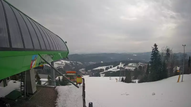 Widok na stok narciarski i kolej z górnej stacji kompleksu Słotwiny Arena w Krynicy