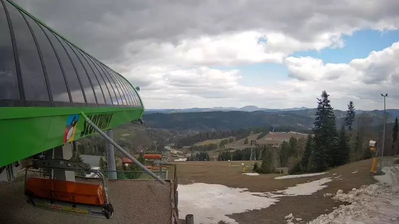 Widok na stok narciarski i kolej z górnej stacji kompleksu Słotwiny Arena w Krynicy