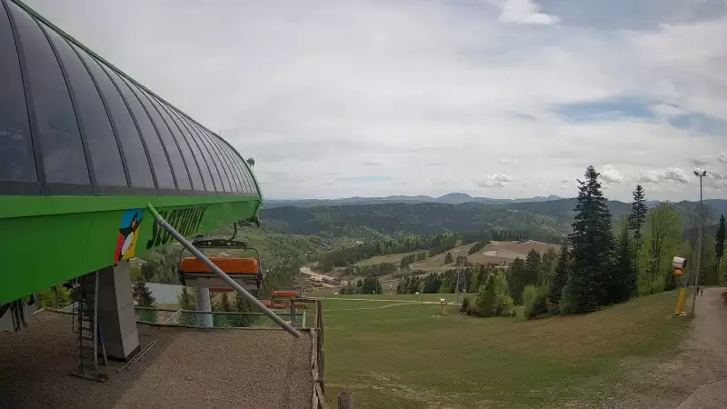 Widok na stok narciarski i kolej z górnej stacji kompleksu Słotwiny Arena w Krynicy