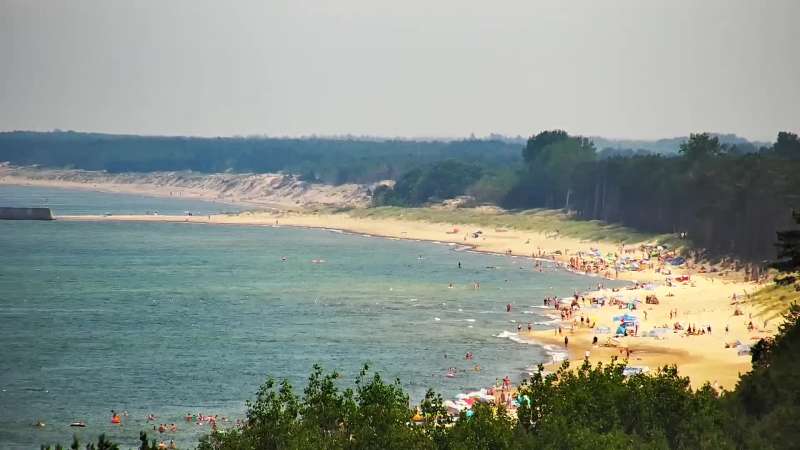 Mielno-Unieście to jeden z najbardziej urokliwych zakątków wybrzeża, gdzie szeroka, złocista plaża spotyka się z leczniczym mikroklimatem. Widok z kamery zainstalowanej na Instytucie Zdrowia Sofra w Mielnie