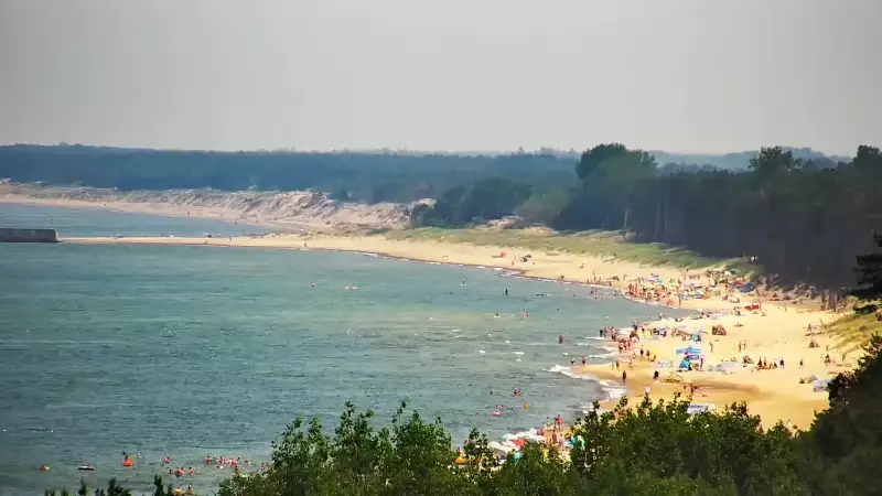 Mielno-Unieście to jeden z najbardziej urokliwych zakątków wybrzeża, gdzie szeroka, złocista plaża spotyka się z leczniczym mikroklimatem. Widok z kamery zainstalowanej na Instytucie Zdrowia Sofra w Mielnie