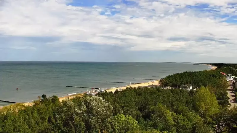 Mielno-Unieście to jeden z najbardziej urokliwych zakątków wybrzeża, gdzie szeroka, złocista plaża spotyka się z leczniczym mikroklimatem. Widok z kamery zainstalowanej na Instytucie Zdrowia Sofra w Mielnie