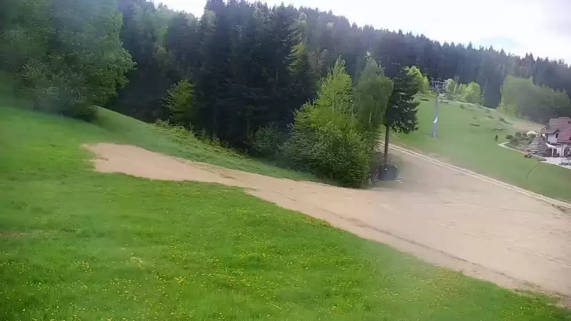taśma narciarska przy wyciągu na stacji narciarskiej w Spytkowicach