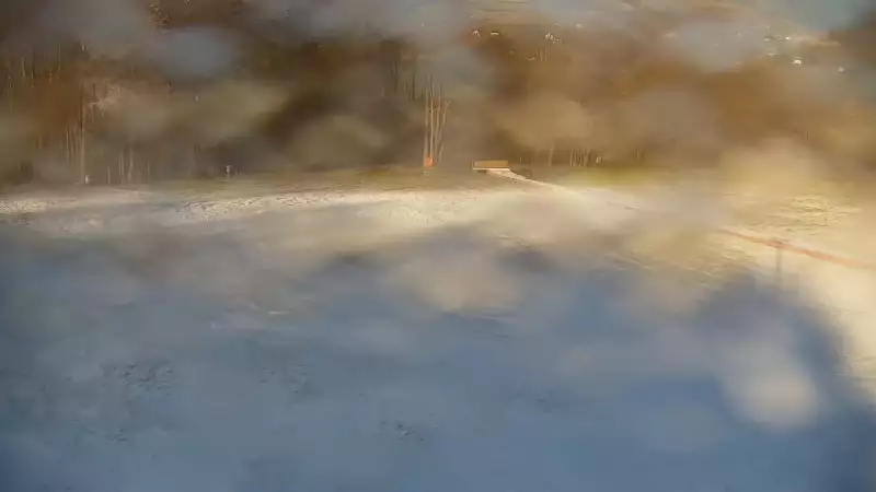 taśma narciarska przy wyciągu na stacji narciarskiej w Spytkowicach