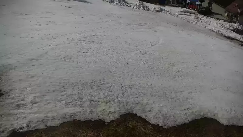 taśma narciarska przy wyciągu na stacji narciarskiej w Spytkowicach