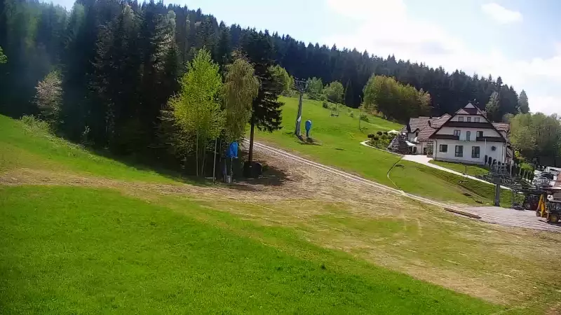 taśma narciarska przy wyciągu na stacji narciarskiej w Spytkowicach