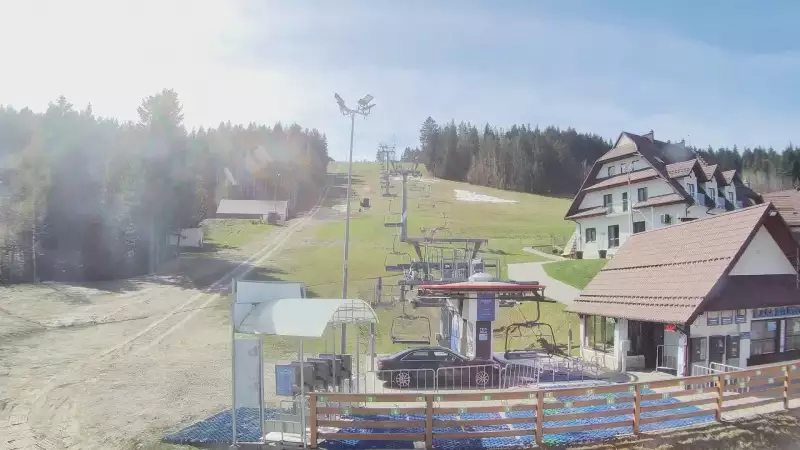 Widok z dolnej stacji w Ośrodku narciarskim w Spytkowicach w powiecie nowotarskim