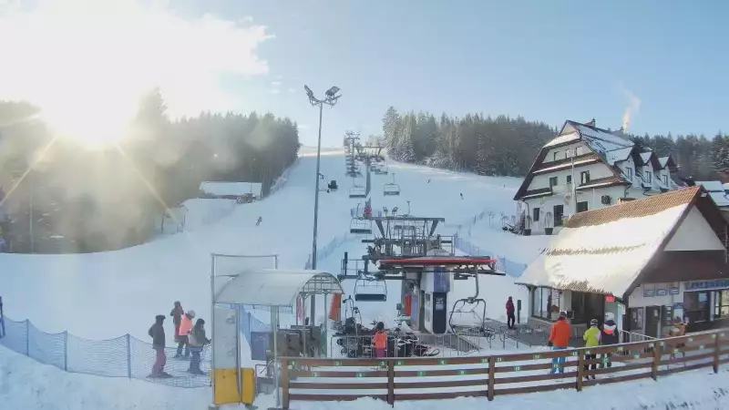 Widok z dolnej stacji w Ośrodku narciarskim w Spytkowicach w powiecie nowotarskim