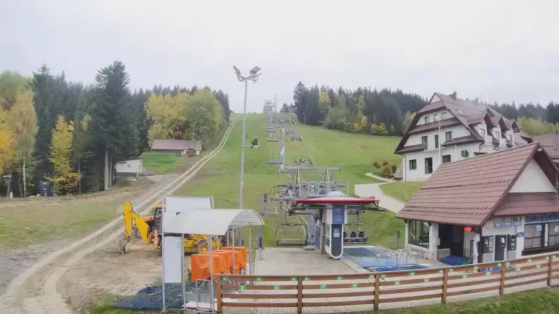 Widok z dolnej stacji w Ośrodku narciarskim w Spytkowicach w powiecie nowotarskim