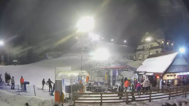 Widok z dolnej stacji w Ośrodku narciarskim w Spytkowicach w powiecie nowotarskim