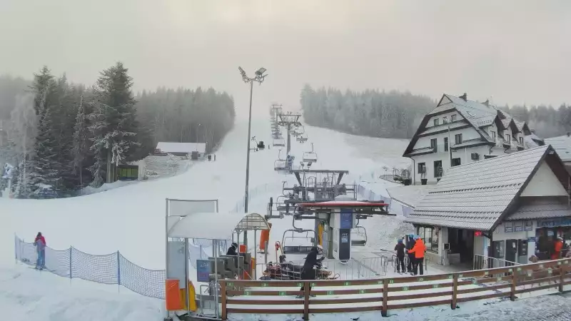 Widok z dolnej stacji w Ośrodku narciarskim w Spytkowicach w powiecie nowotarskim