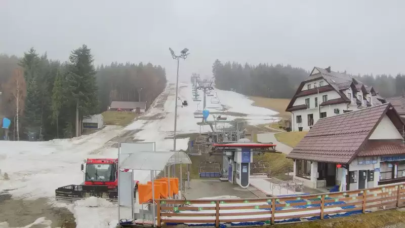 Widok z dolnej stacji w Ośrodku narciarskim w Spytkowicach w powiecie nowotarskim