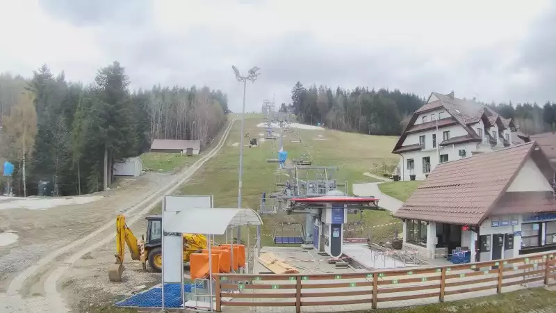 Widok z dolnej stacji w Ośrodku narciarskim w Spytkowicach w powiecie nowotarskim