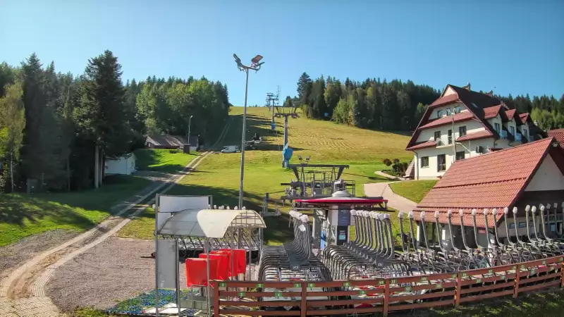 Widok z dolnej stacji w Ośrodku narciarskim w Spytkowicach w powiecie nowotarskim