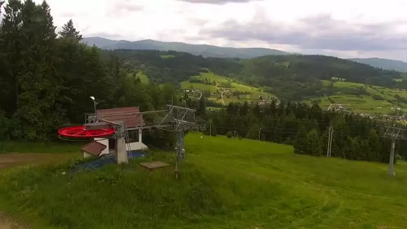 Widok na nowoczesną kolej krzesełkową i orczyk oraz część tras narciarskich