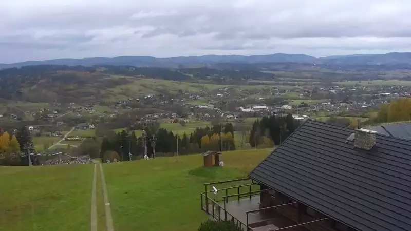 Widok na nowoczesną kolej krzesełkową i orczyk oraz część tras narciarskich