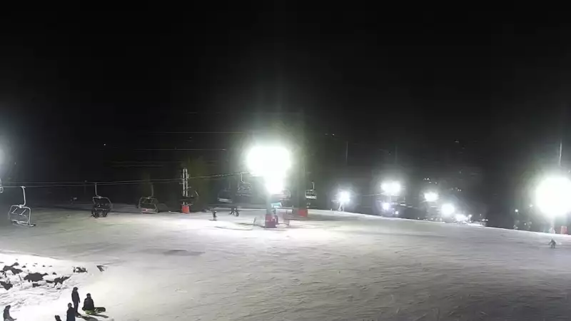 Widok na nowoczesną kolej krzesełkową i orczyk oraz część tras narciarskich