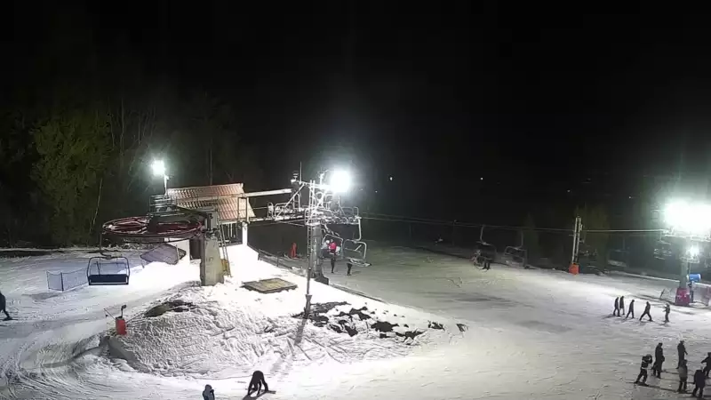 Widok na nowoczesną kolej krzesełkową i orczyk oraz część tras narciarskich