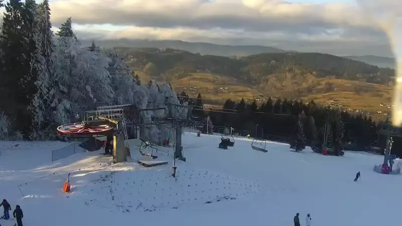 Widok na nowoczesną kolej krzesełkową i orczyk oraz część tras narciarskich