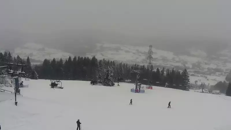 Widok na nowoczesną kolej krzesełkową i orczyk oraz część tras narciarskich