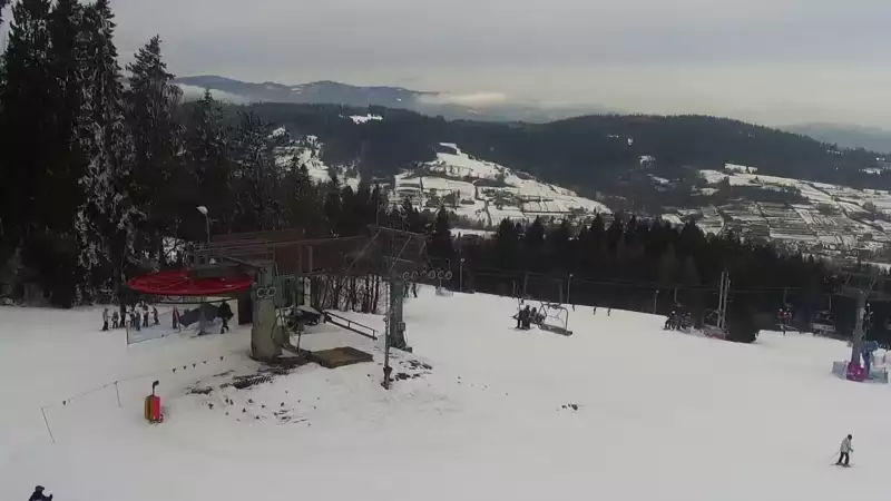 Widok na nowoczesną kolej krzesełkową i orczyk oraz część tras narciarskich