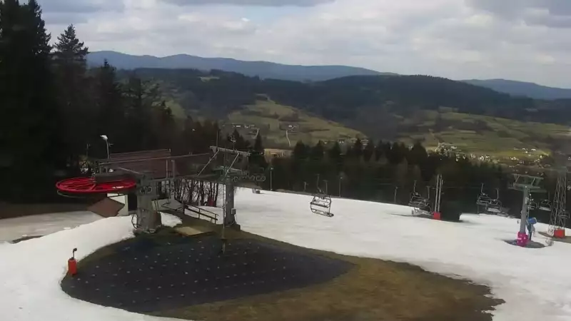 Widok na nowoczesną kolej krzesełkową i orczyk oraz część tras narciarskich