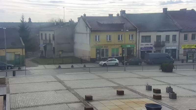 Kamera w centrum Starachowic z widokiem na odnowiony rynek.