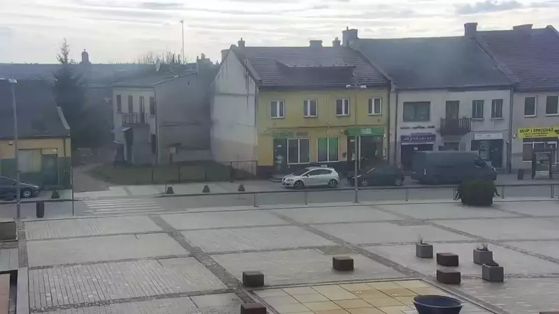 Kamera w centrum Starachowic z widokiem na odnowiony rynek.