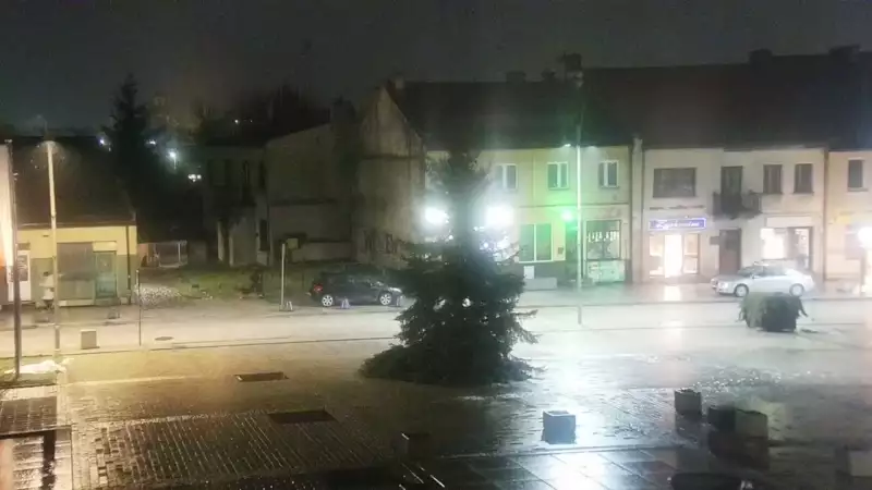 Kamera w centrum Starachowic z widokiem na odnowiony rynek.