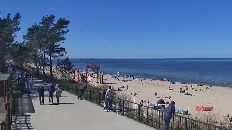 Stegna kamera bulwar, plaża i morze.