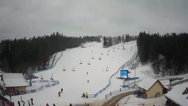 Widok z Kamery na dolną stację narciarską