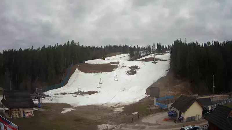 Widok z Kamery na dolną stację narciarską