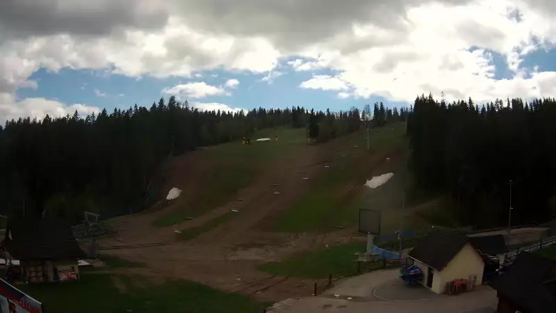 Widok z Kamery na dolną stację narciarską