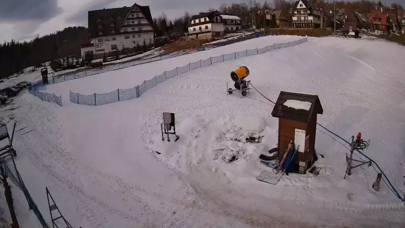 Widok z Kamery na szkółkę narciarską Ski Suche